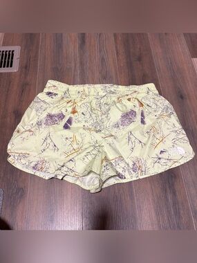 The North Face Women’s Limitless Athletic Shorts Lime Cream Valley Floor SZ L